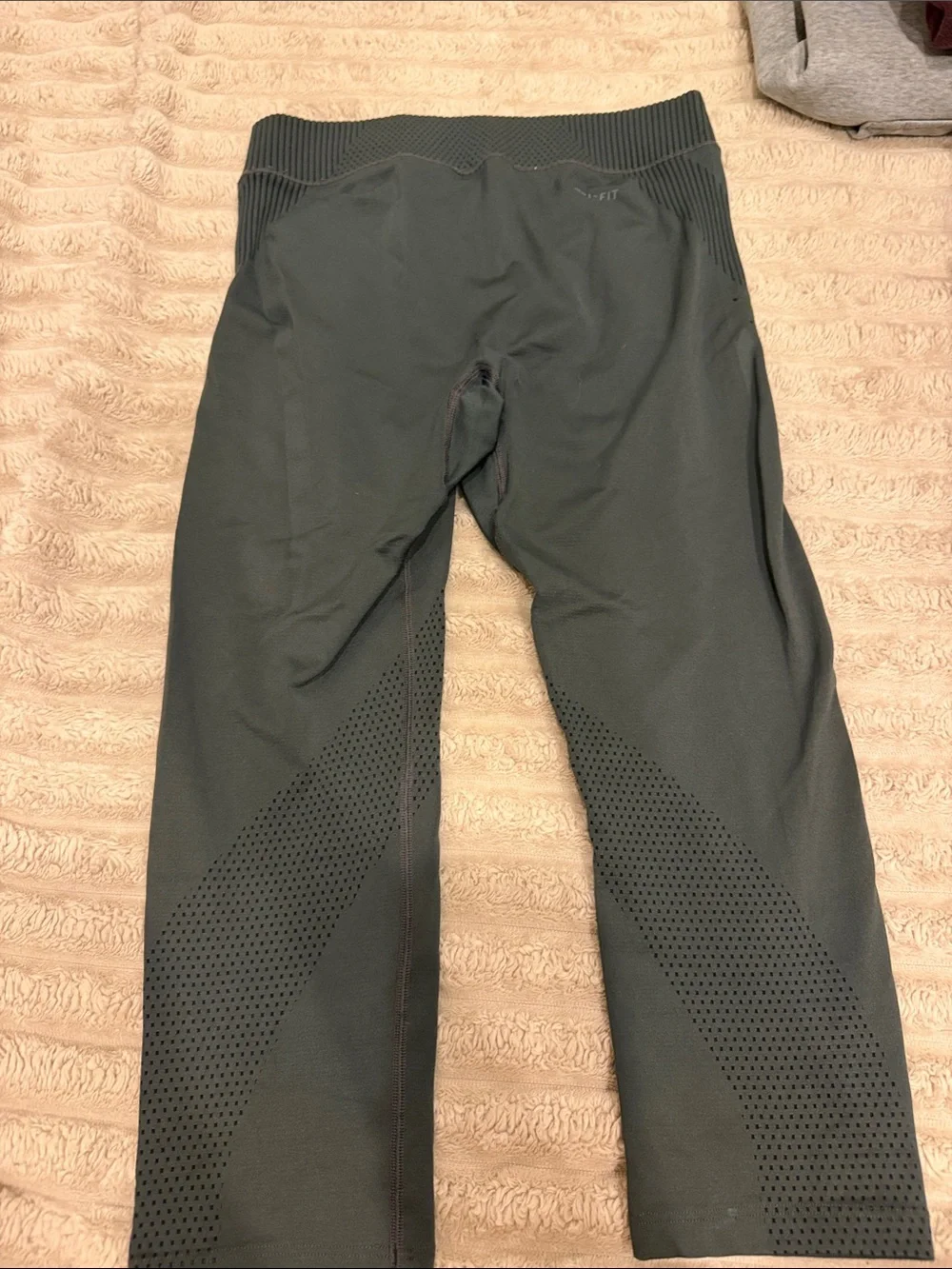 Nike Pro Women's dark grey cropped leggings